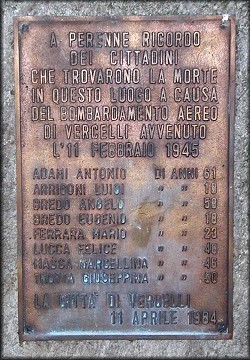 Vercelli, Viale Locarni - Targa riportante l'elenco delle vittime del bombardamento dell'11 febbraio 1945