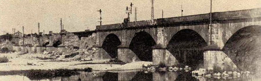 Il ponte sul fiume Sesia abbattuto dopo il bombardamento