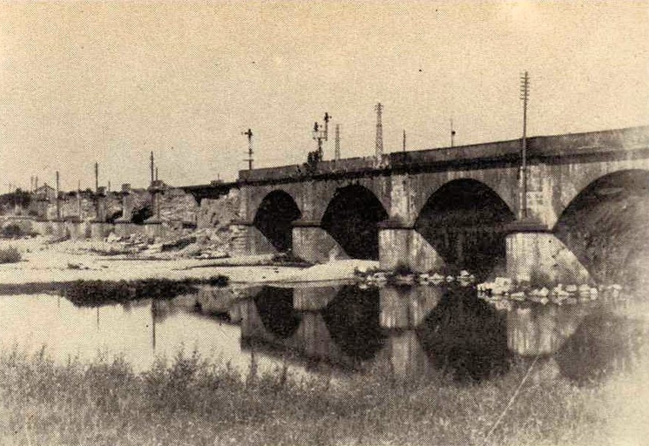 Il ponte sul fiume Sesia abbattuto dopo il bombardamento Il ponte sul fiume Sesia abbattuto dopo il bombardamento