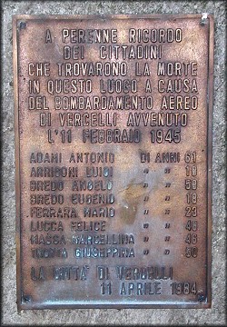 Vercelli, Viale Locarni - Targa riportante l'elenco delle vittime del bombardamento dell'11 febbraio 1945 Vercelli, Viale Locarni - Targa riportante l'elenco delle vittime del bombardamento dell'11 febbraio 1945